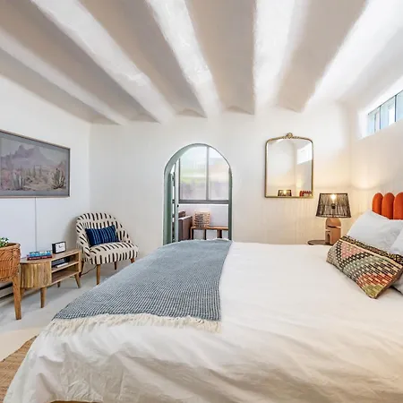 Stunning Artful Adobe - Super Walkable Location - Cozy And Comfortable *